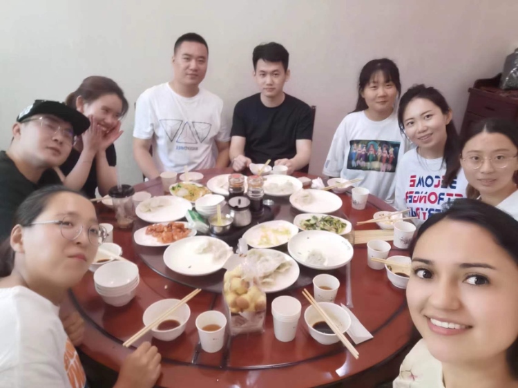 保拉與中國朋友在一起。圖片由受訪者提供