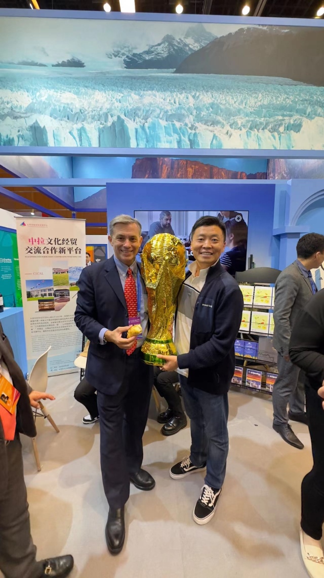 2022年，馬克西米與同事在上海。圖片由受訪者提供