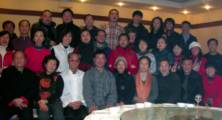 2018年，卡洛斯（二排中間）和武術(shù)學(xué)校的老師同學(xué)一起過春節(jié)。圖片由受訪者提供