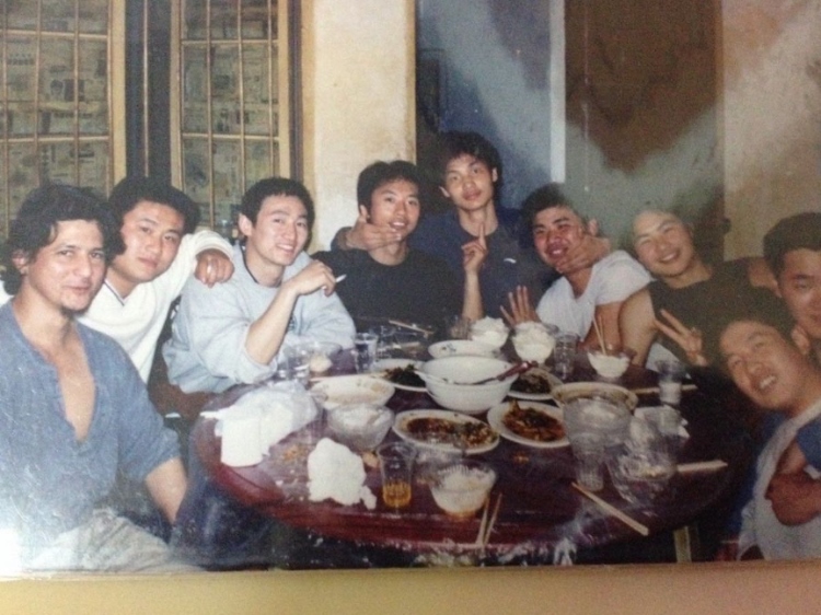 2007 年，卡洛斯·卡斯蒂略（左一）和他的中國朋友在武漢慶祝春節(jié)。圖片由受訪者提供