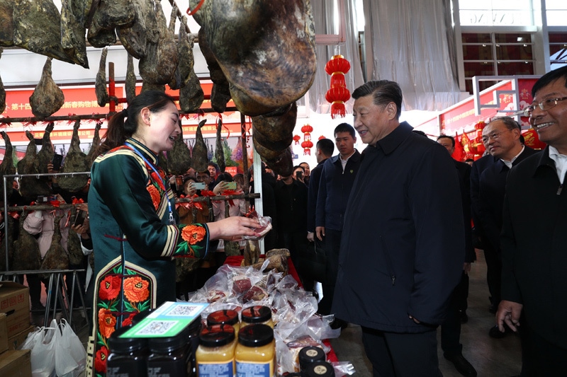 2020年1月19日至21日，中共中央總書記、國家主席、中央軍委主席習(xí)近平來到云南，看望慰問各族干部群眾，向全國人民致以新春祝福。這是20日下午，習(xí)近平在昆明新春購物博覽會年貨街，了解春節(jié)前市場供應(yīng)情況。新華社記者 鞠鵬 攝