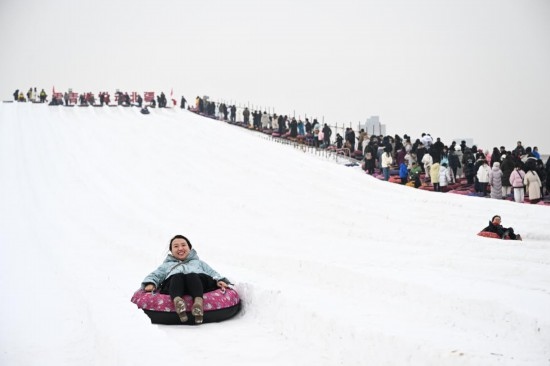 圖為1月18日，市民在內(nèi)蒙古賽馬場滑雪圈。新華社記者 貝赫 攝