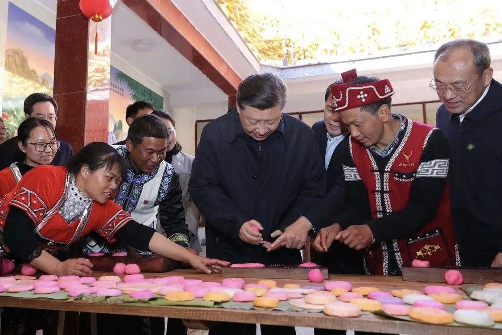2020年1月19日，習(xí)近平總書記在云南省騰沖市清水鄉(xiāng)三家村中寨司莫拉佤族村，同村民李發(fā)順一家制作當(dāng)?shù)毓?jié)日傳統(tǒng)食品大米粑粑。新華社記者 鞠鵬 攝