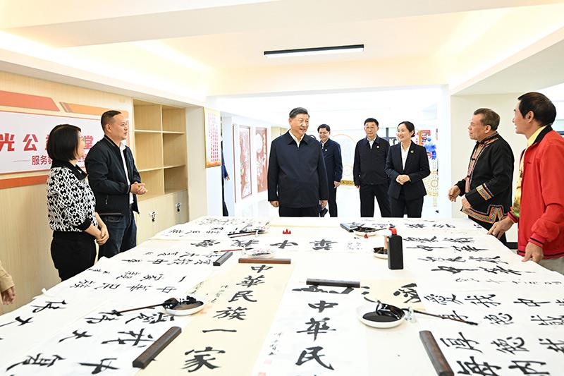 △2023年12月14日，習近平總書記在廣西南寧市良慶區(qū)蟠龍社區(qū)黨群服務中心文體活動室同社區(qū)居民親切交流。