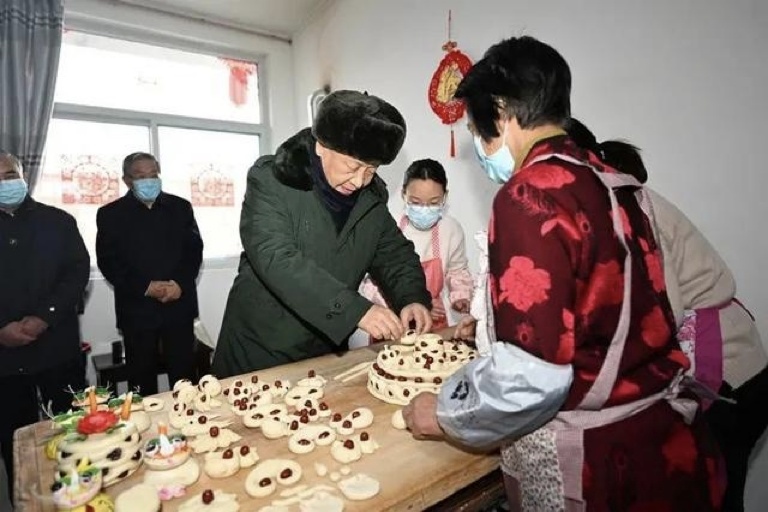 2022年1月26日，習(xí)近平總書記在山西省臨汾市霍州市師莊鄉(xiāng)馮南垣村，同師紅兵一家做年饃。新華社記者 李學(xué)仁 攝