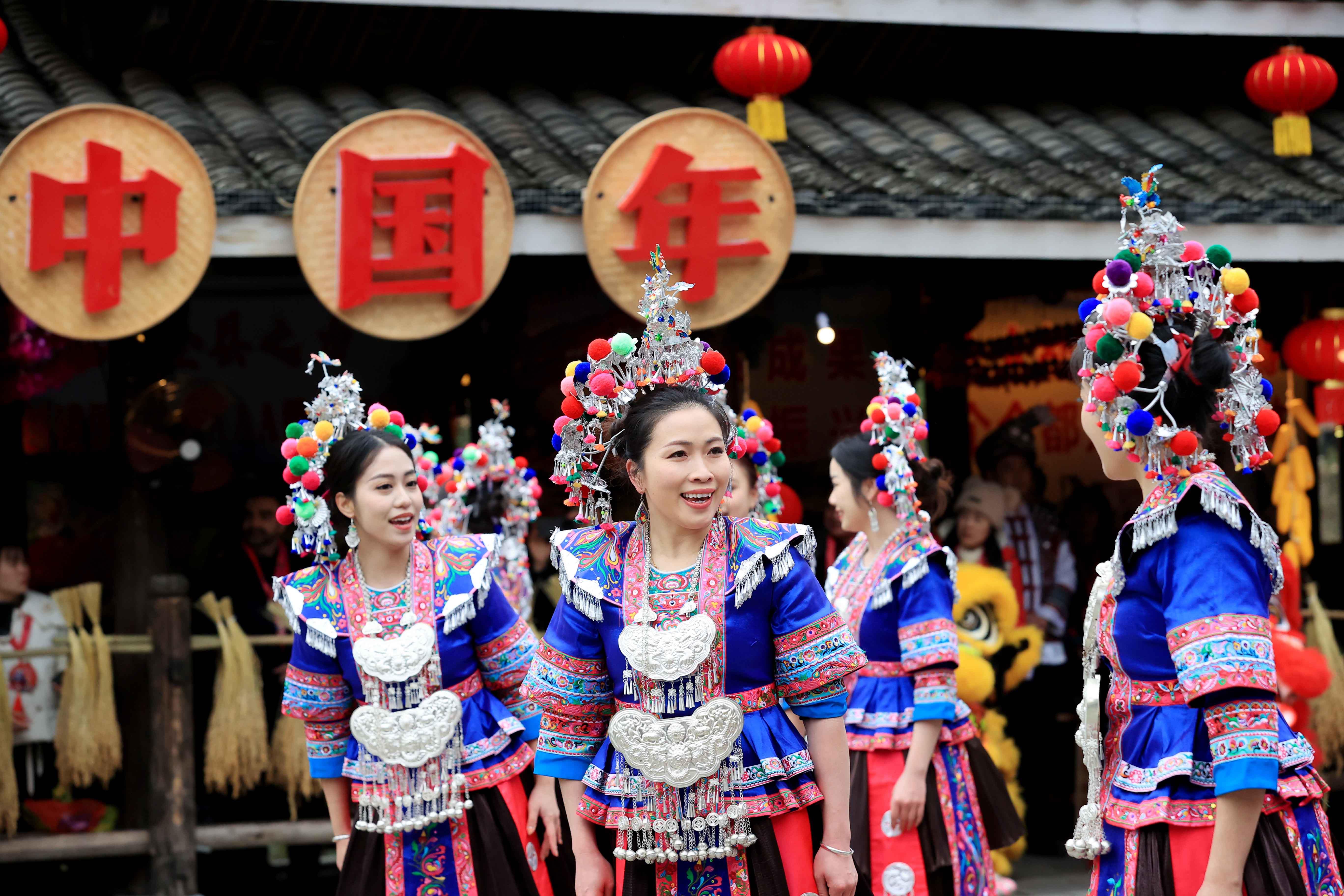 △2024年2月3日，在廣西柳州三江侗族自治縣林溪鎮(zhèn)程陽八寨景區(qū)，“村晚”紅紅火火進行。