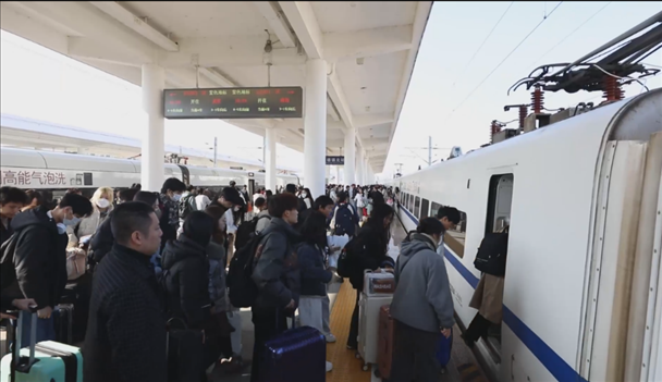景德鎮(zhèn)北站的旅客陸續(xù)登上回家的列車。中國鐵路南昌局供圖