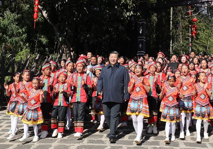 △2020年1月19日，習近平總書記來到云南騰沖市清水鄉(xiāng)三家村中寨司莫拉佤族村看望鄉(xiāng)親們。告別時，鄉(xiāng)親們唱著《阿佤人民唱新歌》，簇擁著總書記走出村口，歌聲笑聲在村寨久久回蕩。