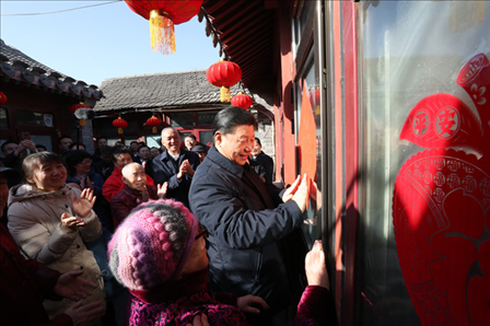2019年2月1日上午，習(xí)近平總書記在前門東區(qū)草廠四條胡同32號(hào)院，高興地拿起一幅“?！弊郑H自貼到門上，給這里的老街坊們拜年。新華社記者鞠鵬攝