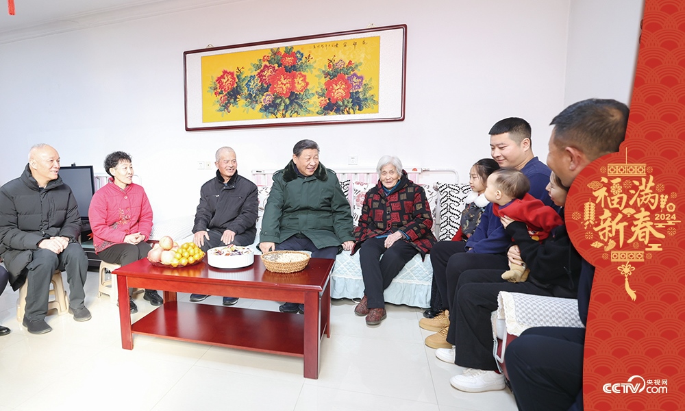 2024年2月1日，習(xí)近平總書記在天津市西青區(qū)辛口鎮(zhèn)第六埠村考察時(shí)，同村民杜洪剛一家人親切拉家常。