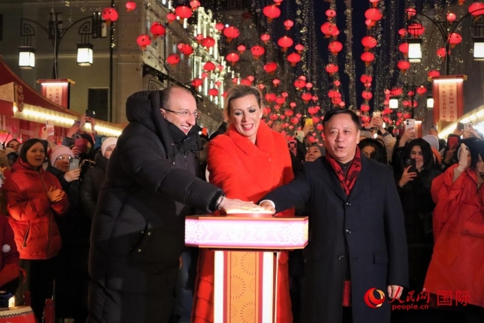 張漢暉、扎哈羅娃、科茲洛夫（從右至左）共同按下活動啟動按鈕。于子恒攝