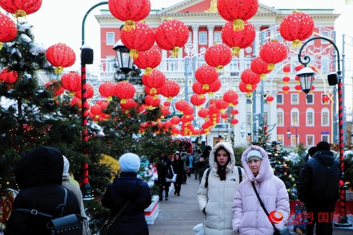 俄羅斯民眾在活動現(xiàn)場參觀游玩。人民網(wǎng)記者 隋鑫攝
