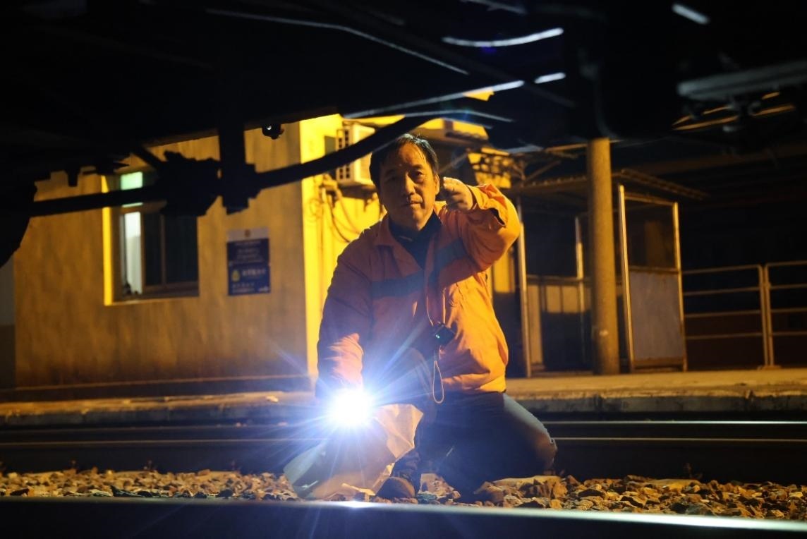 凌晨2點(diǎn)，李金饒正在檢查關(guān)門車。陸佳駿攝