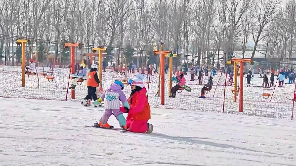 新春走基層｜滑雪場上過春節(jié)！冰城“冷資源”變成“熱經(jīng)濟”