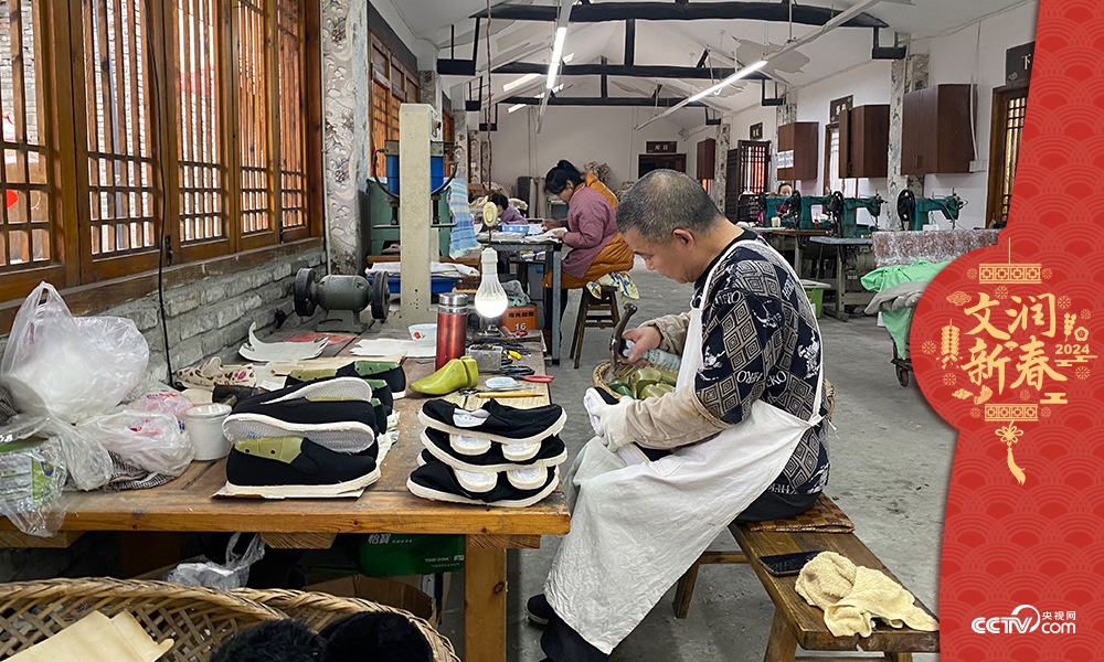 唐昌布鞋坊內(nèi)的工人正在趕制布鞋。王凡攝