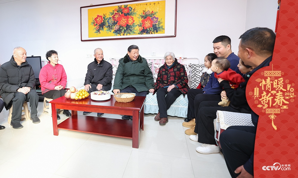 2024年2月1日，習(xí)近平總書記在天津第六埠村考察時(shí)，同村民杜洪剛一家人親切拉家常。