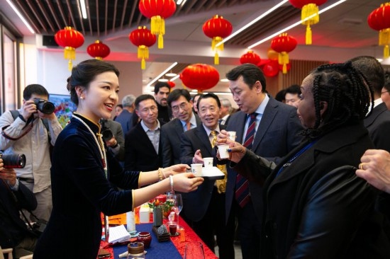 2月2日，人們在位于意大利羅馬的聯(lián)合國糧農(nóng)組織總部體驗中國茶藝。新華社記者李京攝