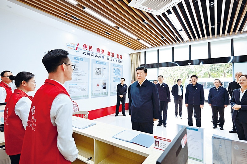 2023年12月14日至15日，中共中央總書記、國家主席、中央軍委主席習近平在廣西考察。這是14日上午，習近平在南寧市良慶區(qū)蟠龍社區(qū)黨群服務中心考察。 新華社記者 燕雁/攝