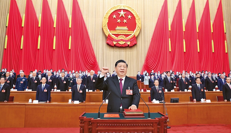 2023年3月10日，十四屆全國人大一次會議在北京人民大會堂舉行第三次全體會議。習近平全票當選中華人民共和國主席、中華人民共和國中央軍事委員會主席。這是習近平進行憲法宣誓。 新華社記者 鞠鵬/攝
