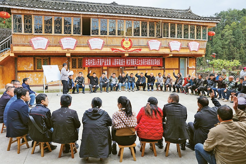 圖為2023年4月6日，貴州省黔東南苗族侗族自治州施秉縣白垛鄉(xiāng)白垛村村民在討論產(chǎn)業(yè)發(fā)展、人居環(huán)境提升、鄉(xiāng)村文明建設(shè)相關(guān)事宜。 人民圖片 磨桂賓/攝