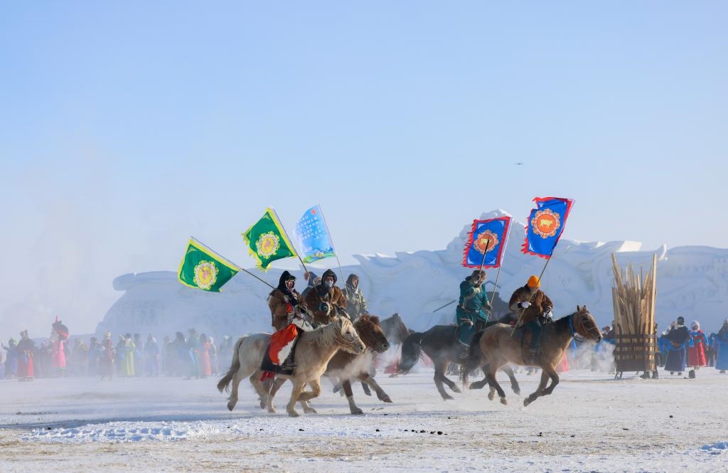 賽馬選手在內(nèi)蒙古自治區(qū)第二十屆冰雪那達(dá)慕開幕式上入場（2023年12月17日攝）。新華社記者 王楷焱 攝