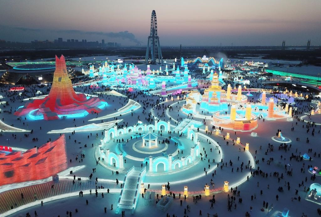 游客在哈爾濱冰雪大世界游玩（無人機(jī)照片，2024年1月5日攝）。新華社記者 王建威 攝