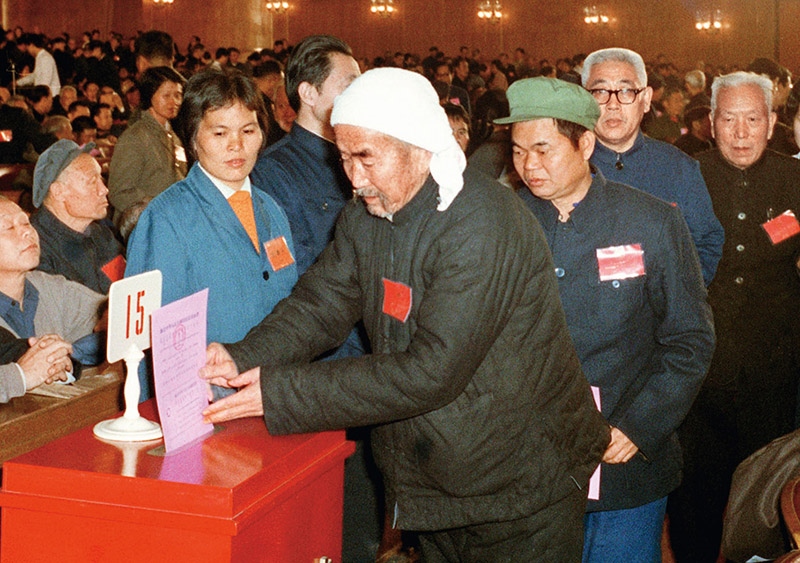 我國(guó)現(xiàn)行憲法于1982年12月4日由第五屆全國(guó)人大第五次會(huì)議通過(guò)并公布施行。根據(jù)改革開(kāi)放和社會(huì)主義現(xiàn)代化建設(shè)的實(shí)踐和發(fā)展，全國(guó)人大于1988年、1993年、1999年、2004年、2018年先后5次作出必要的、也是十分重要的修正。圖為出席第五屆全國(guó)人民代表大會(huì)第五次會(huì)議的代表投票表決《中華人民共和國(guó)憲法》（資料照片）。 新華社發(fā)
