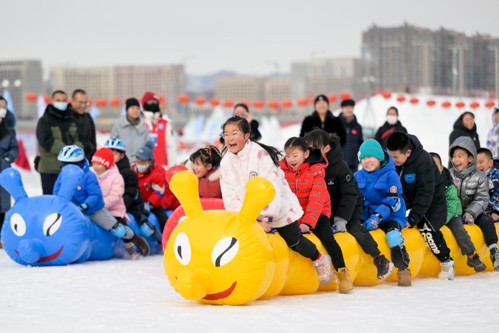 小朋友在呼和浩特市東河冰場參與冰雪親子趣味運(yùn)動會（2024年2月1日攝）。新華社記者 李志鵬 攝