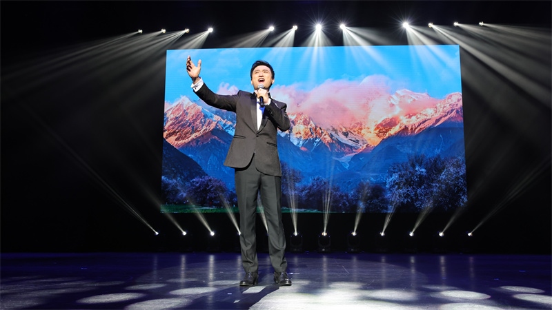 中國鐵路文工團(tuán)獨唱演員、第十二屆中國音樂金鐘獎聲樂（民族）唱法金獎獲得者馬小明演唱歌曲《天路》。張凱攝