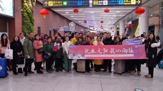 2月11日，一批馬來(lái)西亞游客抵達(dá)沈陽(yáng)桃仙國(guó)際機(jī)場(chǎng)。新華社發(fā)