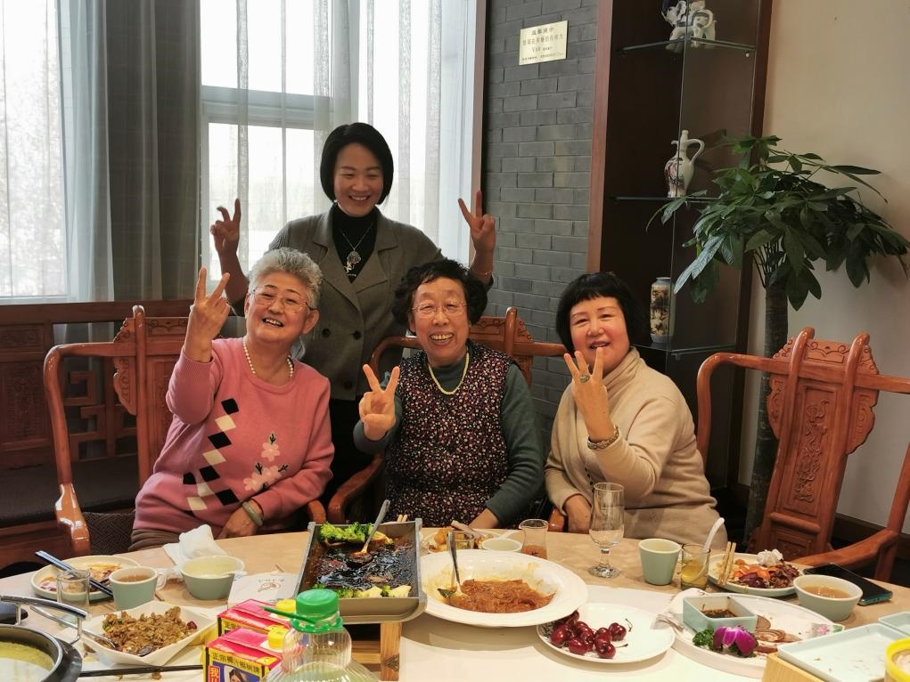 吳釗（前排左一）和鄰居一起在天津過(guò)年。（采訪對(duì)象供圖）