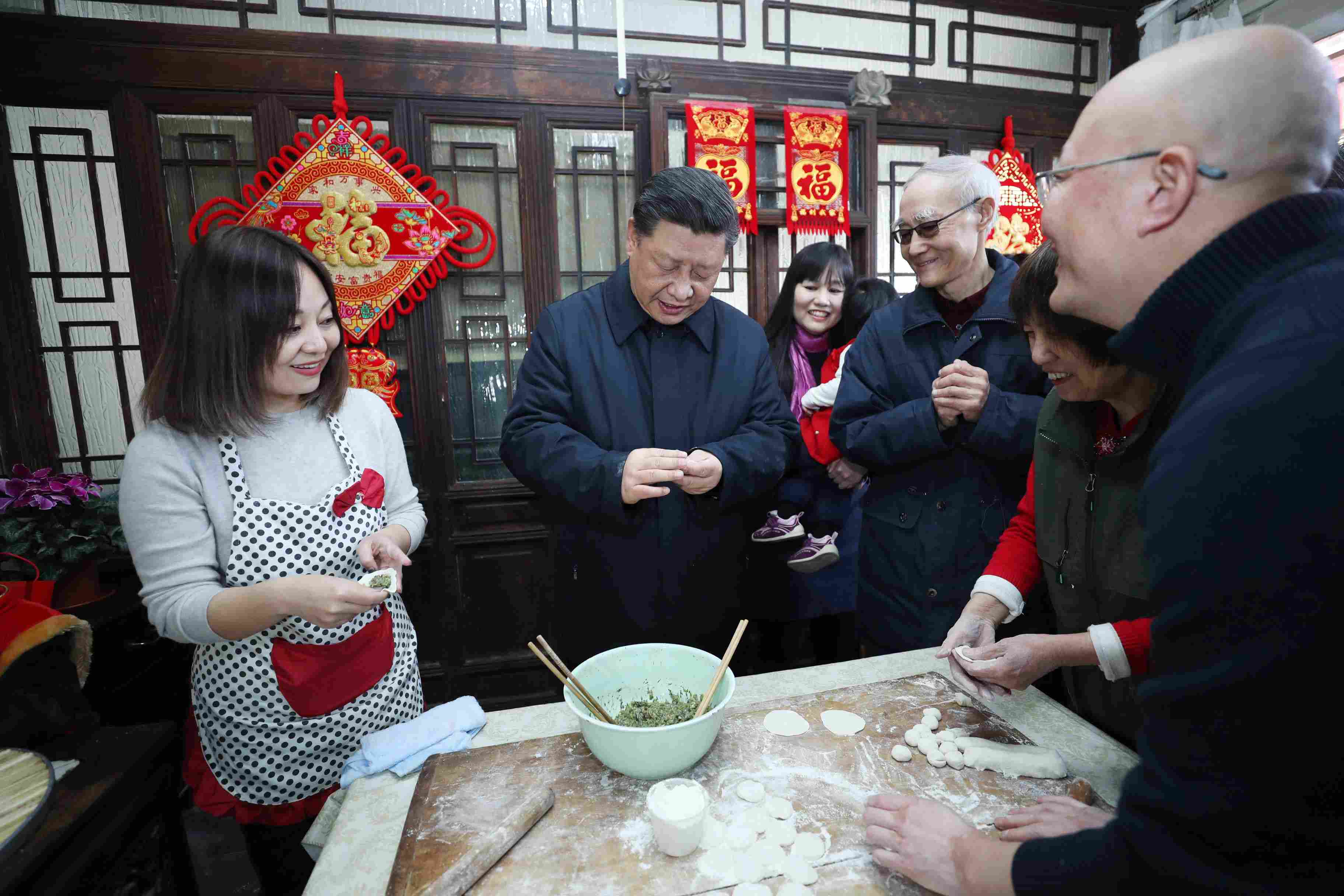 △ 2019年2月1日，習(xí)近平總書記在北京前門東區(qū)草廠四條胡同，同朱茂錦一家人包餃子、聊家常。