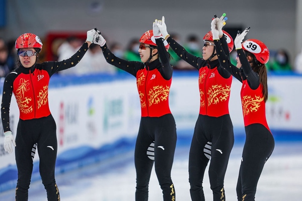 2月18日，黑龍江隊選手徐愛麗（左一）、臧一澤（左二）、范可新（右二）、王欣然在奪冠后向觀眾致意。新華社記者 黃偉 攝