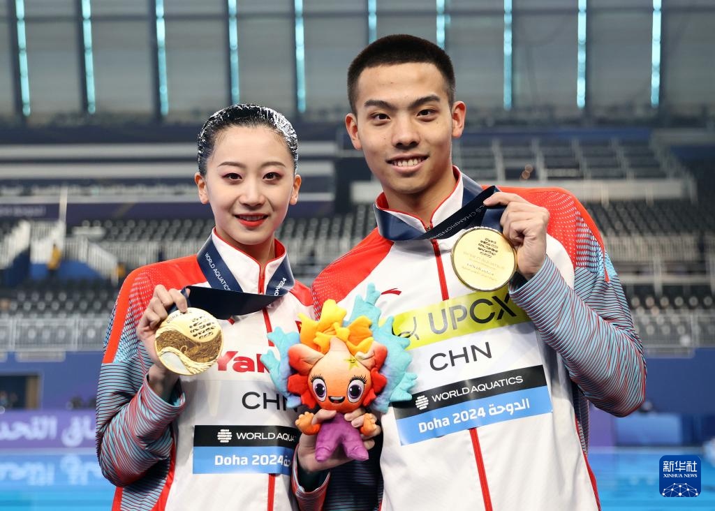 2月10日，2024年多哈游泳世錦賽花樣游泳混合雙人自由自選決賽，程文濤（左）/石浩玙在頒獎儀式后合影。新華社記者 雒圓 攝