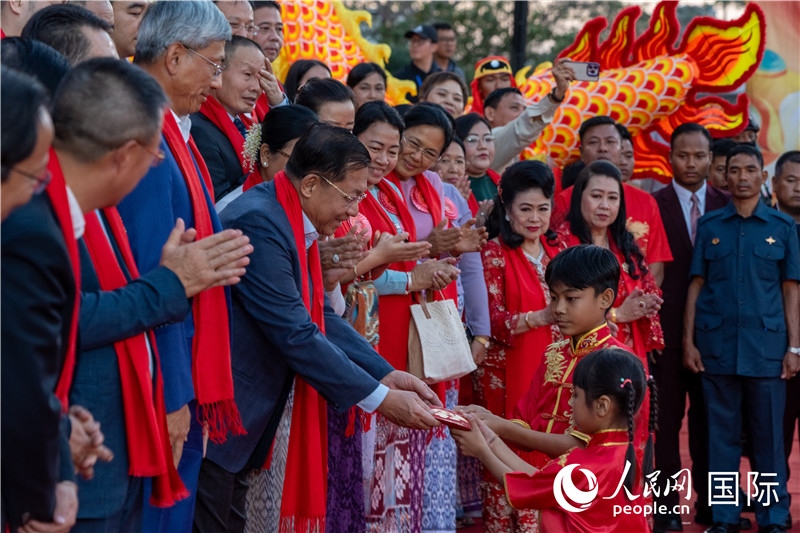 在活動現(xiàn)場，敏昂萊主席根據(jù)當(dāng)?shù)貍鹘y(tǒng)向兒童送祝福2-人民網(wǎng)記者謝佳君攝
