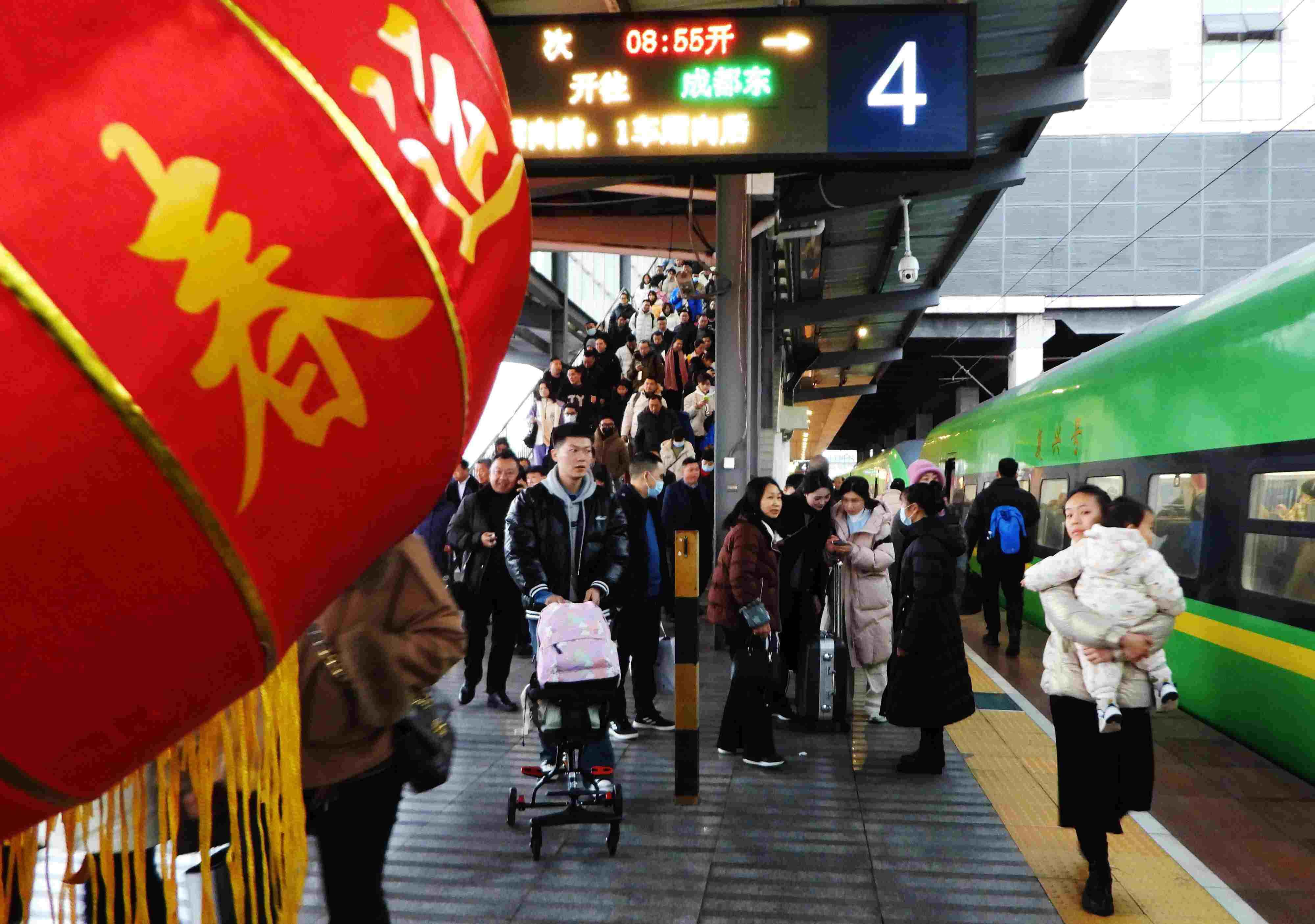 △ 2024年1月26日，四川省達(dá)州市車站，準(zhǔn)備乘坐“復(fù)興號”動(dòng)車組列車出行的旅客。