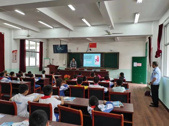 安全知識(shí)宣傳進(jìn)校園。將樂縣農(nóng)業(yè)農(nóng)村局供圖