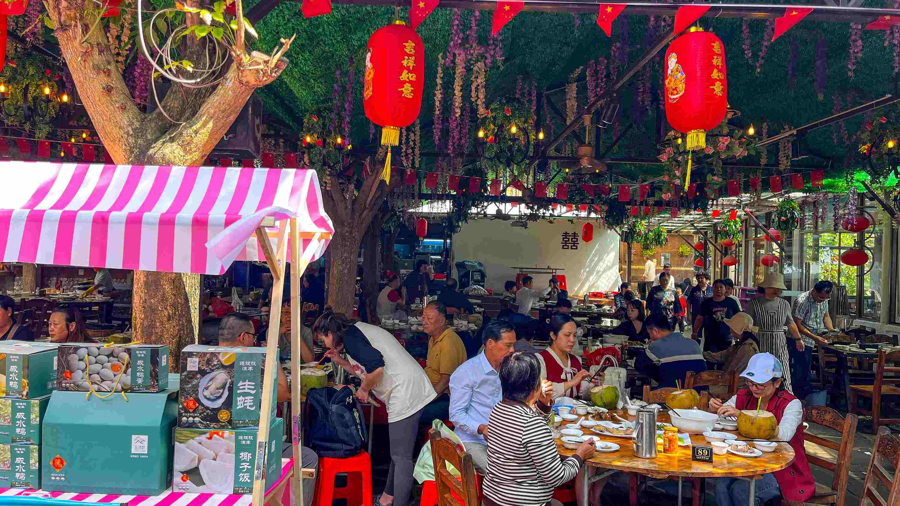 △ 2024年2月17日，春節(jié)假期最后一天，?？卩l(xiāng)村旅游持續(xù)火爆，眾多游客前往漁家樂品嘗特色海鮮和鄉(xiāng)村美食。