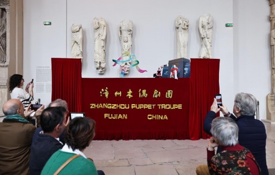 2月10日，在位于法國巴黎埃菲爾鐵塔附近的“建筑與遺產(chǎn)之城”博物館，觀眾欣賞漳州布袋木偶戲。新華社記者高靜攝