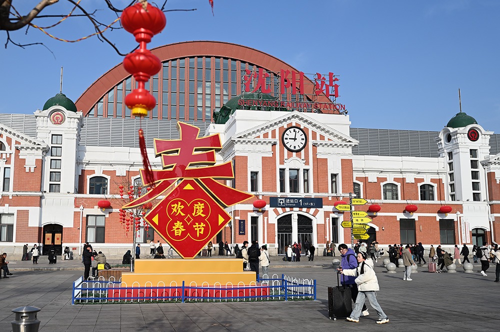 △ 2024年2月17日，沈陽站，人們拉著大大小小的行李箱，踏上了龍年新征程。