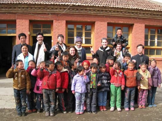 2008年，歐君廷帶領(lǐng)美國大學(xué)生到甘肅一所村辦小學(xué)訪問教課