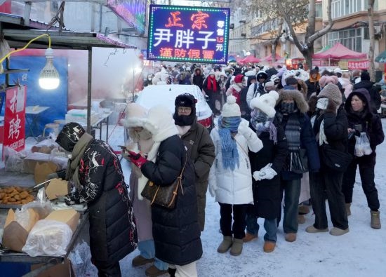 在哈爾濱紅專街早市，顧客們排起長隊購買油炸糕（1月22日攝）。新華社記者 王毓國 攝