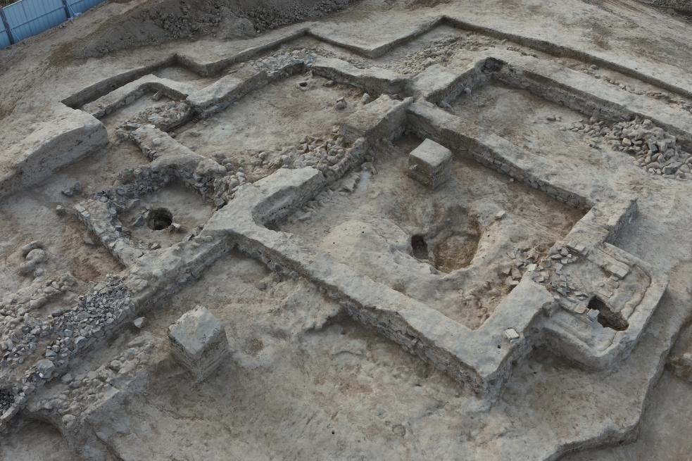 這是都蘭熱水墓群北一區(qū)M37號(hào)（“羊圈墓”）的祭祀建筑全景。