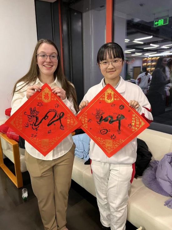1月下旬，馬斯卡廷中學(xué)訪華代表團(tuán)學(xué)生在北京同中國(guó)青少年交流。（受訪者供圖）