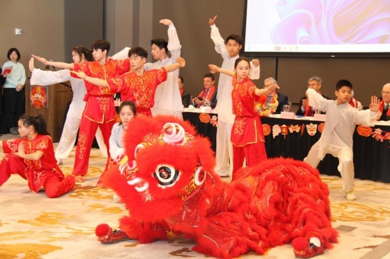 2月9日，在馬斯卡廷，中國(guó)人民大學(xué)附屬中學(xué)藝術(shù)團(tuán)學(xué)生表演中國(guó)武術(shù)。
