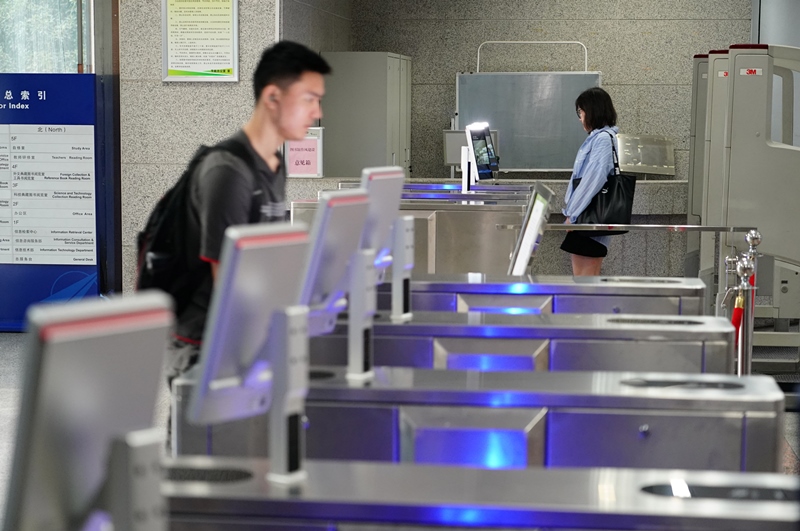 2019年9月4日，西北工業(yè)大學學生“刷臉”進出圖書館。