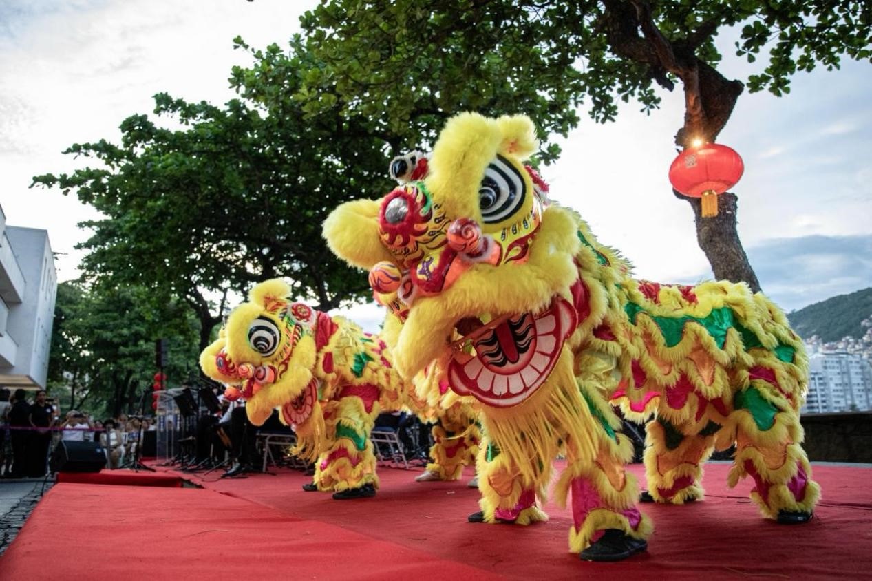 當(dāng)?shù)貢r(shí)間2月24日晚，2024年元宵節(jié)慶?；顒?dòng)在巴西里約熱內(nèi)盧市科帕卡巴納要塞舉辦。巴西山河文化促進(jìn)中心供圖