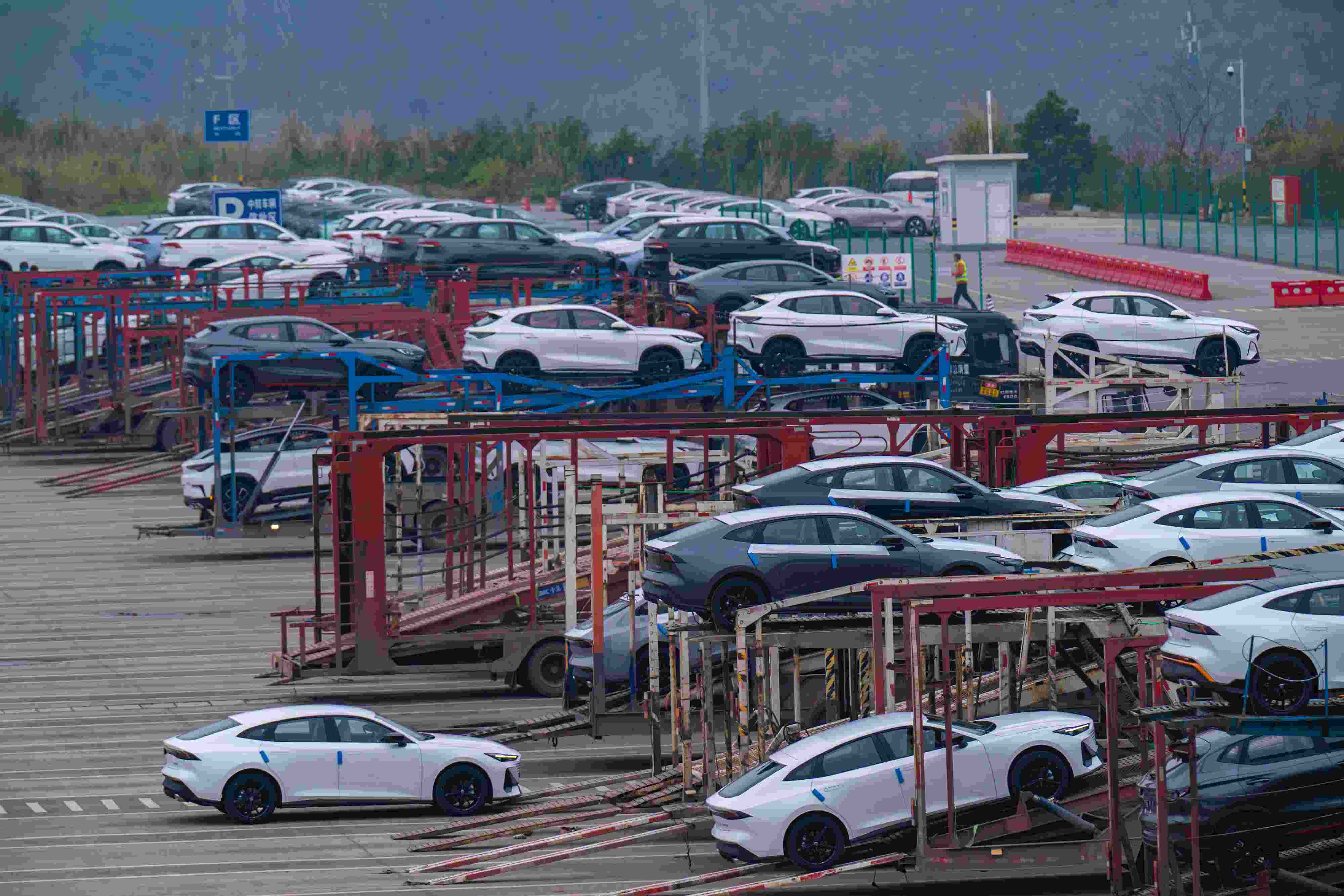 2024年2月25日，重慶江北區(qū)某汽車整車分撥中心，一排排汽車整裝待發(fā)。