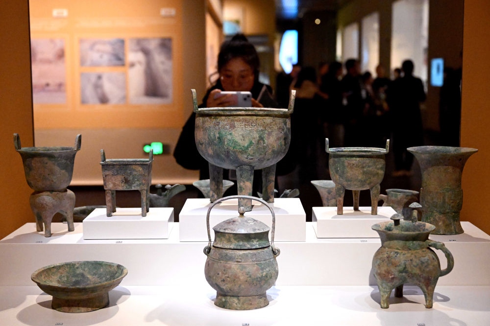 2月26日，參觀者在河南安陽殷墟博物館新館內拍攝展品。