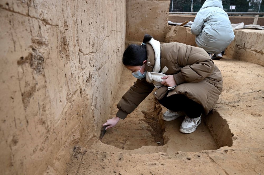 工作人員在殷墟王陵遺址進行發(fā)掘作業(yè)（2月24日攝）。